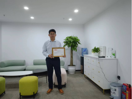 艾格林代表在公海555000JC线路检测中心代理商授牌仪式